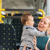 Vrouw met kind in bus.jpg
